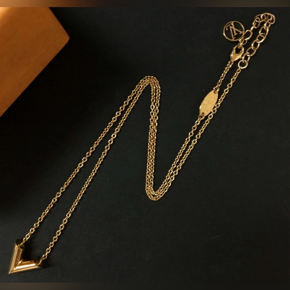 Louis Vuitton Gold ‘V’ Necklace - Picture 2 of 7